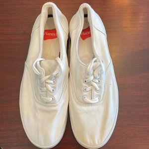 Hanes Karen canvas white sneaker tennis shoes women’s size 8 1/2